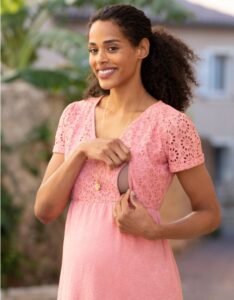 Robe de grossesse à allaitement en broderie anglaise rose